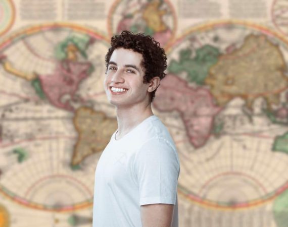 Andre Souza é pioneiro em produzir conteúdo sobre signos utilizando LIBRAS