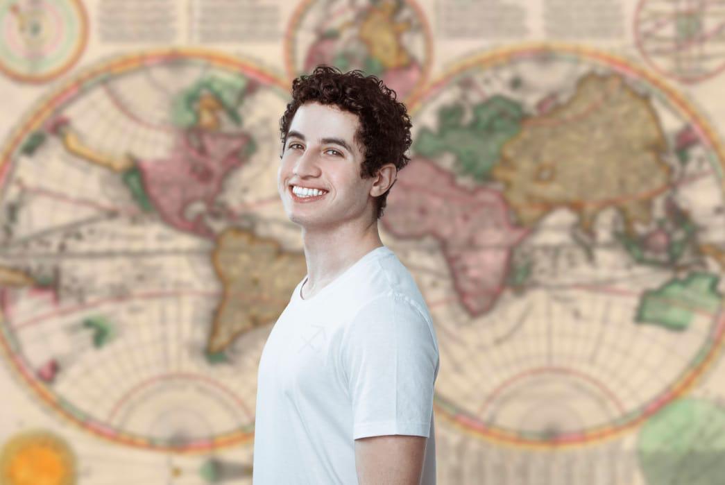 Andre Souza é pioneiro em produzir conteúdo sobre signos utilizando LIBRAS