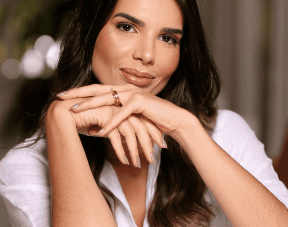 Dra. Maria Alice Flora é uma cirurgiã dentista