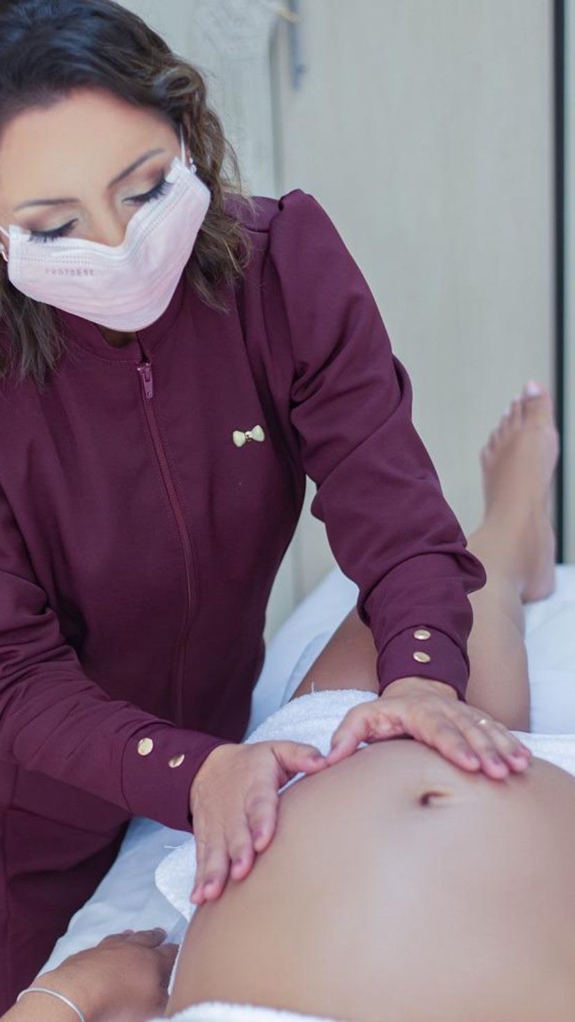 Iara Coury realizando procedimento em sua paciente grávida