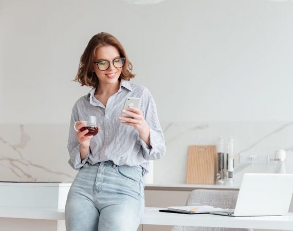 mulher-com-o-seu-celular-na-mão