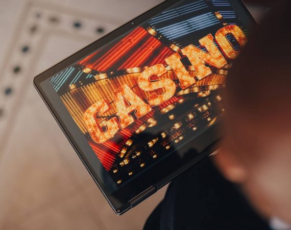 imagem de um tablet em um site de cassino online, como a UPBET!